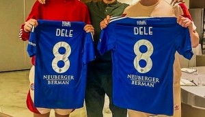 阿里探望前热刺队友凯恩和戴尔，并向两人赠送科莫球衣&amp;合影留念