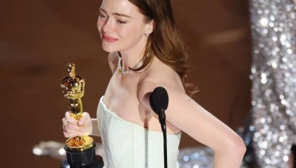 太阳蹭到了！石头姐再次奥斯卡封后 她是太阳铁粉